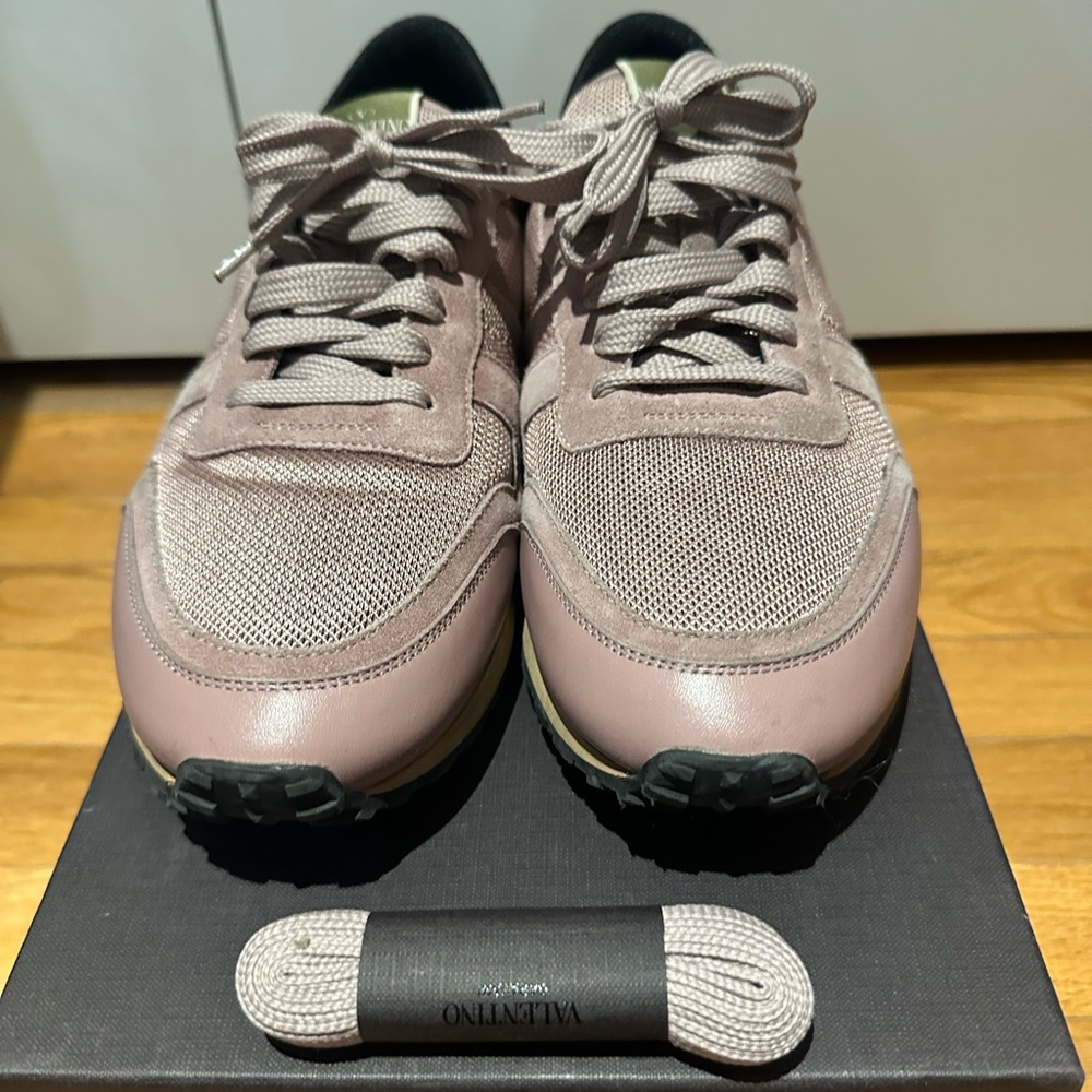 Valentino Tan Sneakers Sleek Athletic Design